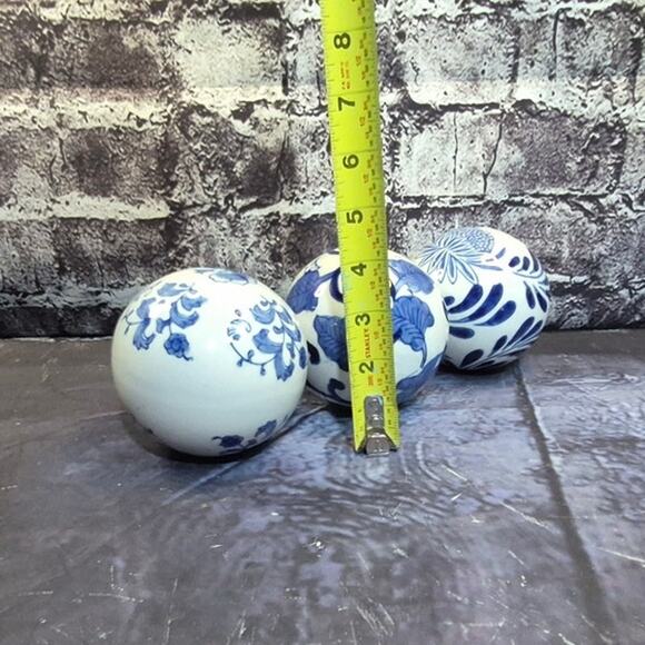 Vintage Set of 3 Decorative Balls White and blue Ceramic Orbs Vase Fillers - Picture 6 of 6